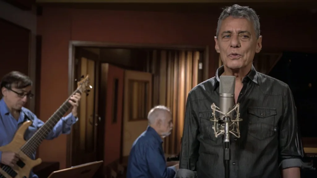 Chico Buarque cai no funk em faixa do novo disco