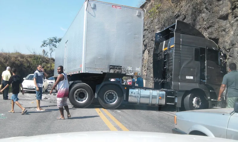 Acidente com carretas deixa motorista ferido em Domingos Martins