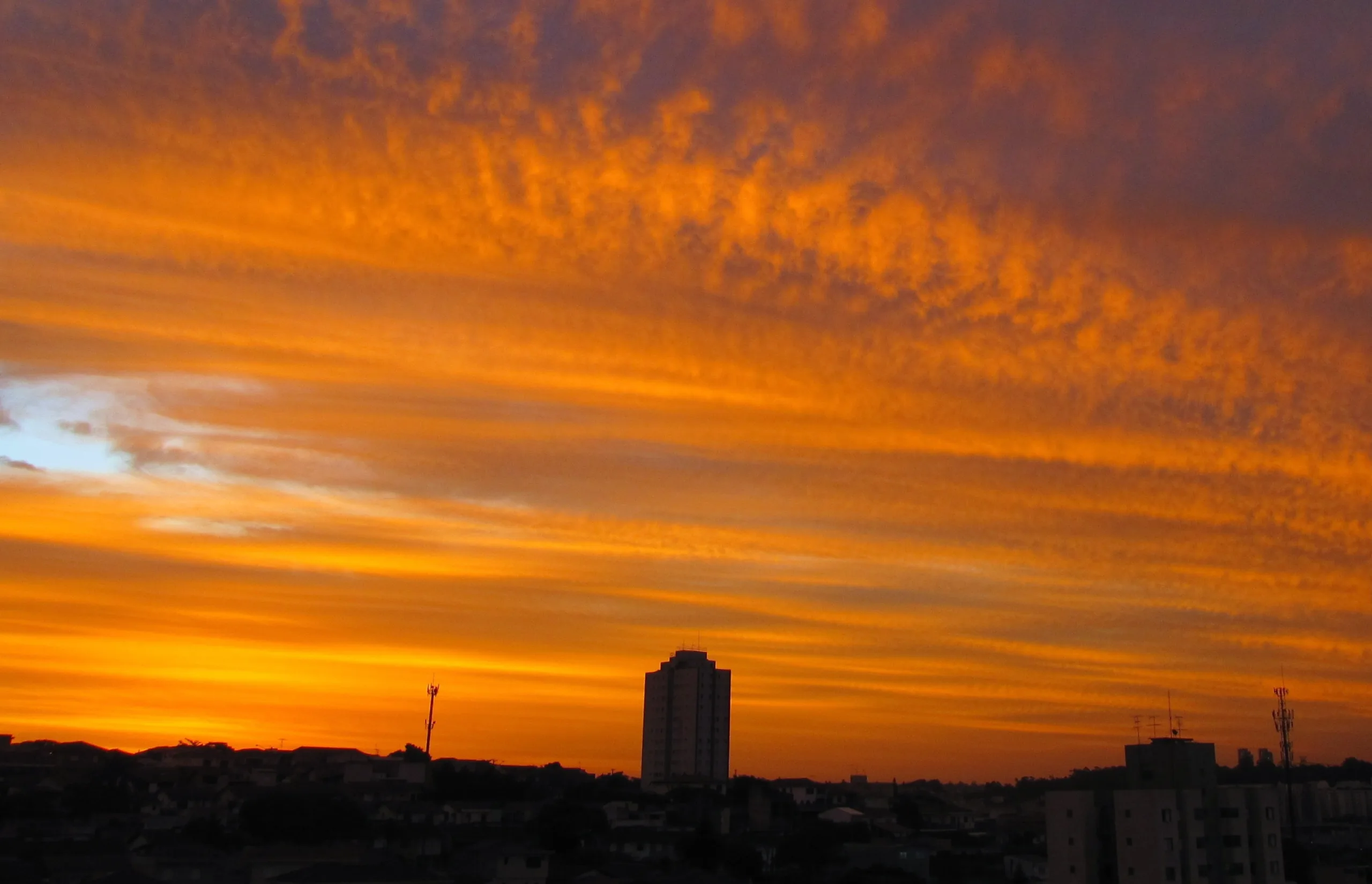 Você sabe por que o céu no ES fica avermelhado? Entenda o que é esse fenômeno!