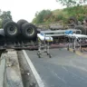 Caminhão tomba, deixa motorista ferido e interdita completamente a BR 101 em Viana