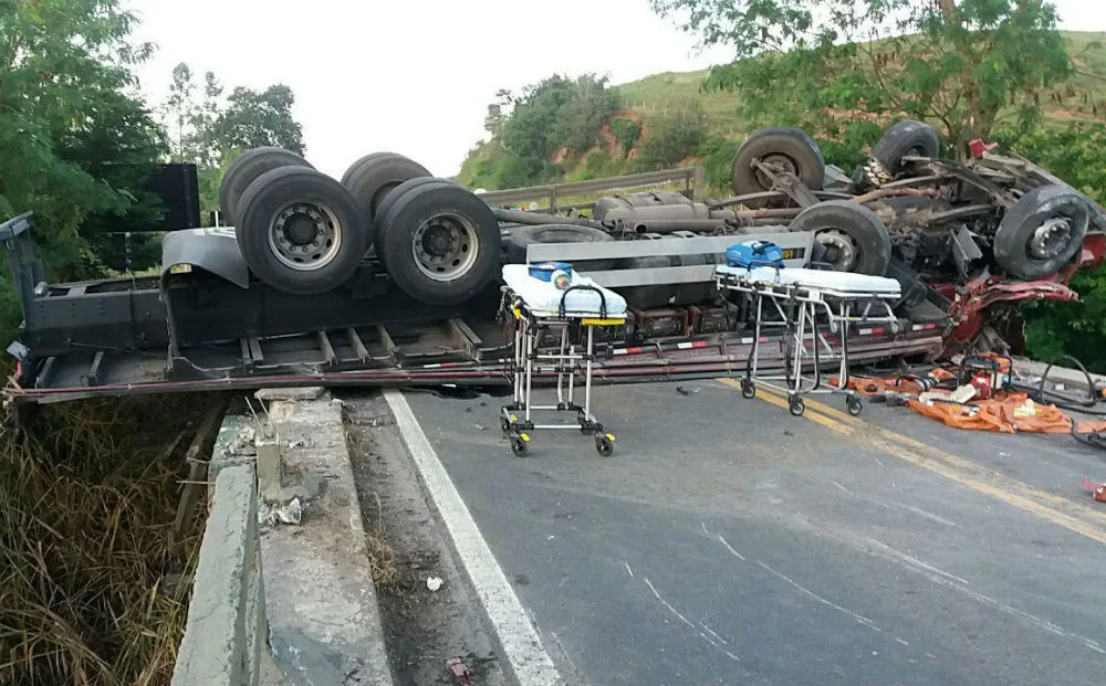 Caminhão tomba, deixa motorista ferido e interdita completamente a BR 101 em Viana