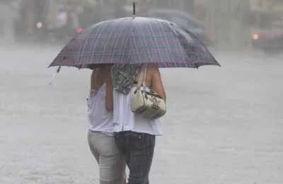 Frente fria aumenta a chuva e mar deve ficar agitado no Espírito Santo