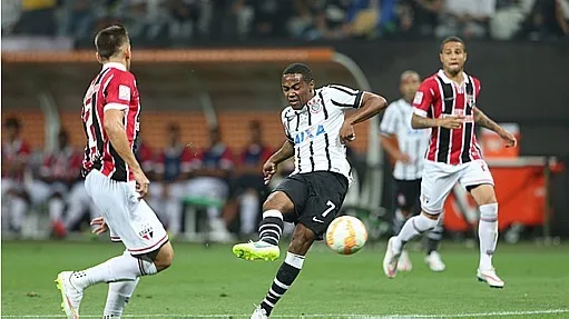 Corinthians bate São Paulo e sai na frente no 'Grupo da Morte' da Libertadores