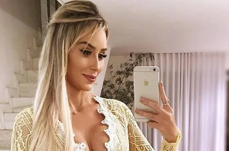 Grávida, Leticia Santiago usa megadecote em vestido colado