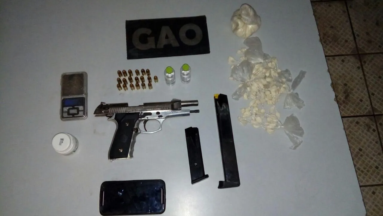 Jovem é preso com arma, munição e droga dentro de casa em Vila Velha