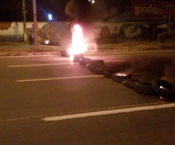 Manifestantes interditam parte da BR 262 em Cariacica