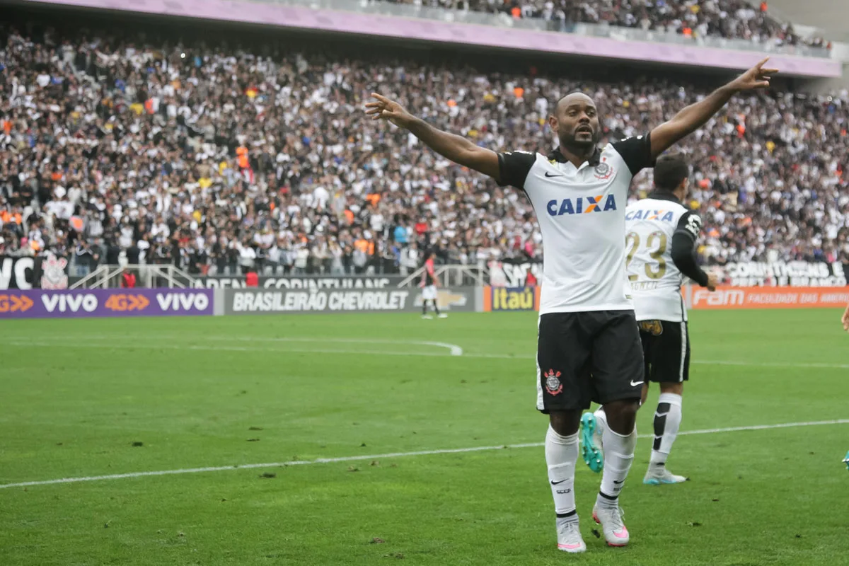 Corinthians vence fácil no Itaquerão lotado e volta abrir folga na liderança