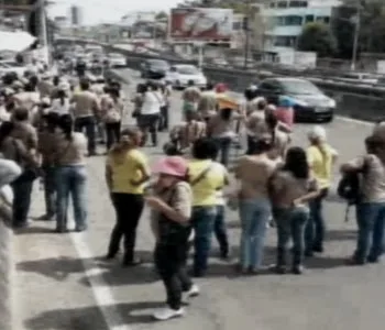 Agentes de saúde fazem protesto e interditam via de acesso à 3ª Ponte em Vila Velha