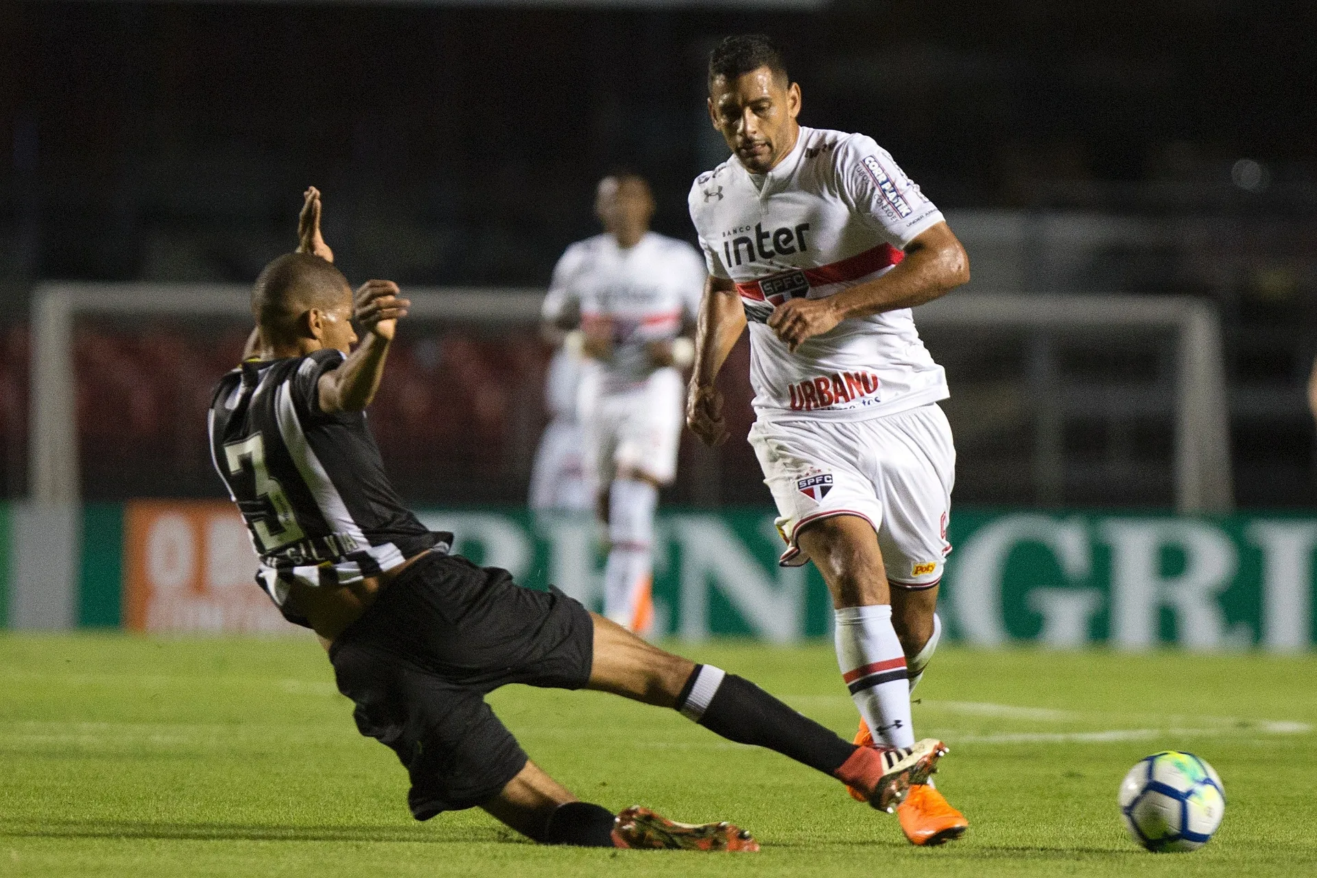 São Paulo e Atlético-MG empatam no Morumbi em jogo eletrizante