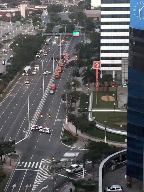 Desabamento de prédio de luxo interdita trânsito e impede um dos acessos à Terceira Ponte