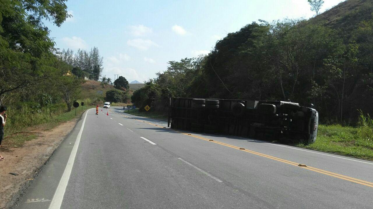 Carga de remédio é saqueada após acidente na BR-101 em Mimoso do Sul