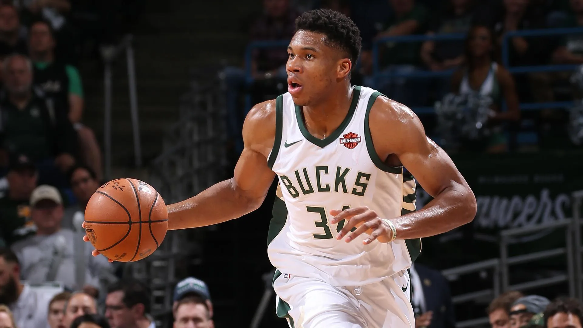 Sem Antetokounmpo, Bucks decepcionam e perdem do Cavaliers na NBA