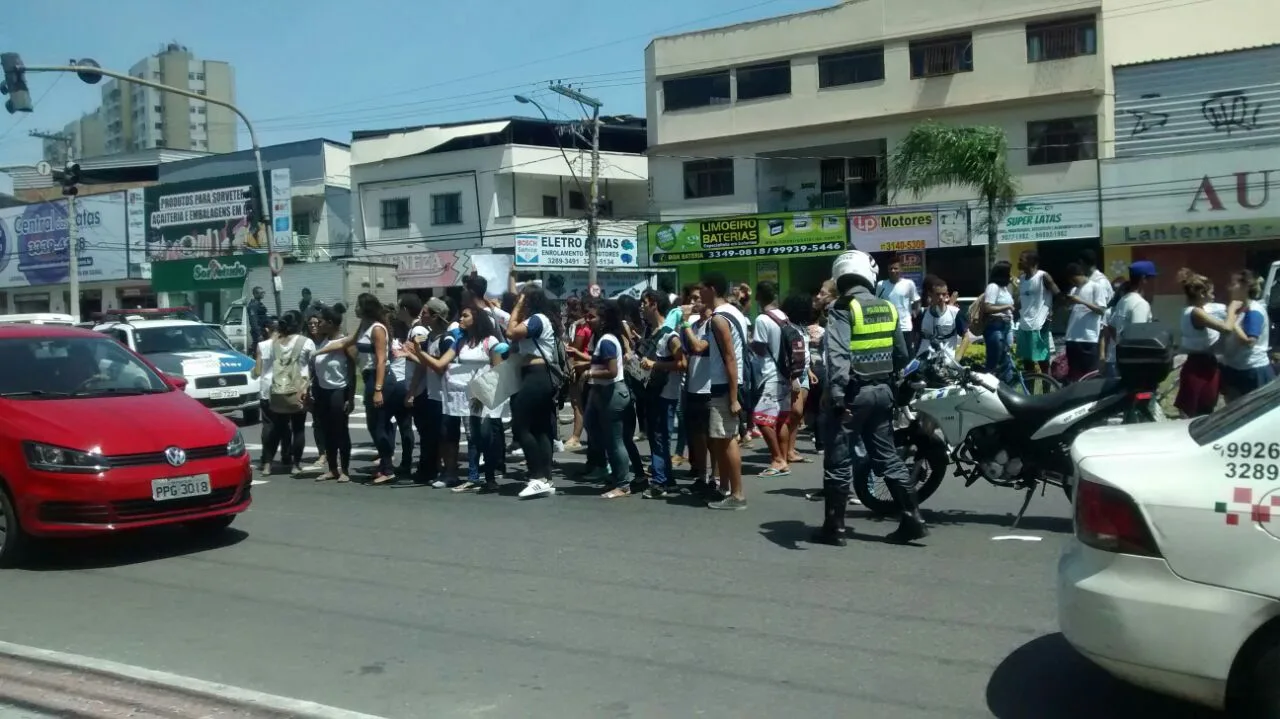 Estudantes interditam Rodovia Carlos Lindenberg e Ufes também segue ocupada