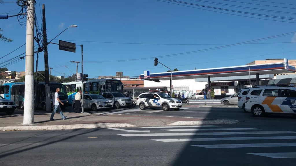 Manifestação de motoristas e cobradores do Transcol deixa o trânsito complicado em Vitória