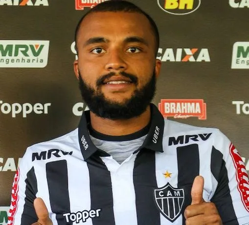 Sem espaço, Samuel Xavier acerta rescisão de contrato com o Atlético-MG