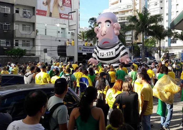 Manifestação a favor do impeachment tem baixa adesão no ES. Confira os atos realizados no Brasil!