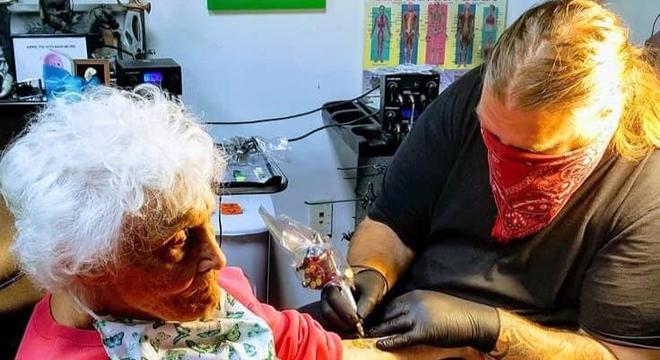 Idosa realiza sonho e faz a primeira tatuagem aos 103 anos