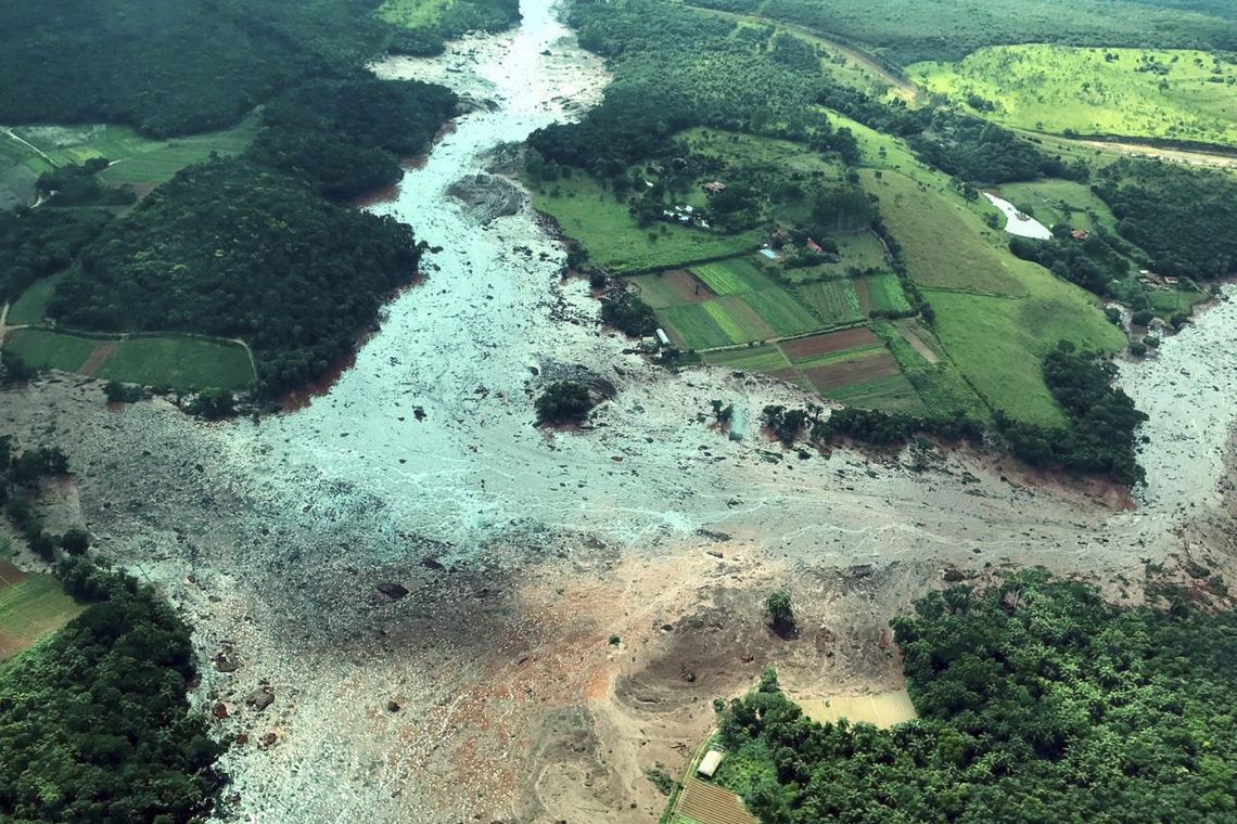 O Presidente da República, Jair Bolsonaro, durante sobrevoo da região atingida pelo rompimento da barragem Mina Córrego do Feijão, em Brumadinho/MG.