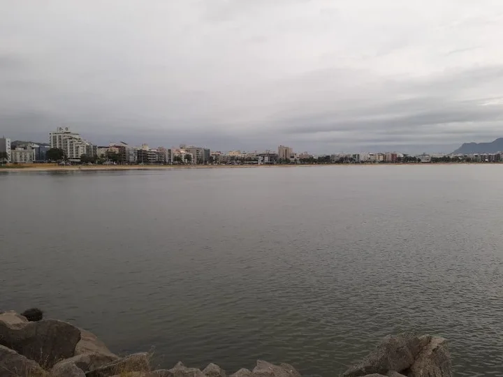 Frente fria persiste e a terça-feira permanece chuvosa em todo Espírito Santo. Veja a previsão!