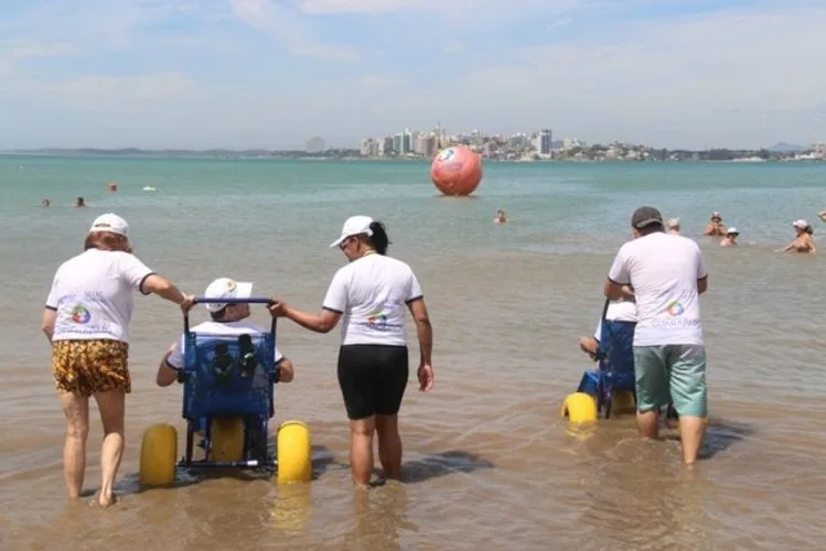 Turista questiona ausência de cadeiras acessíveis em praia de Guarapari