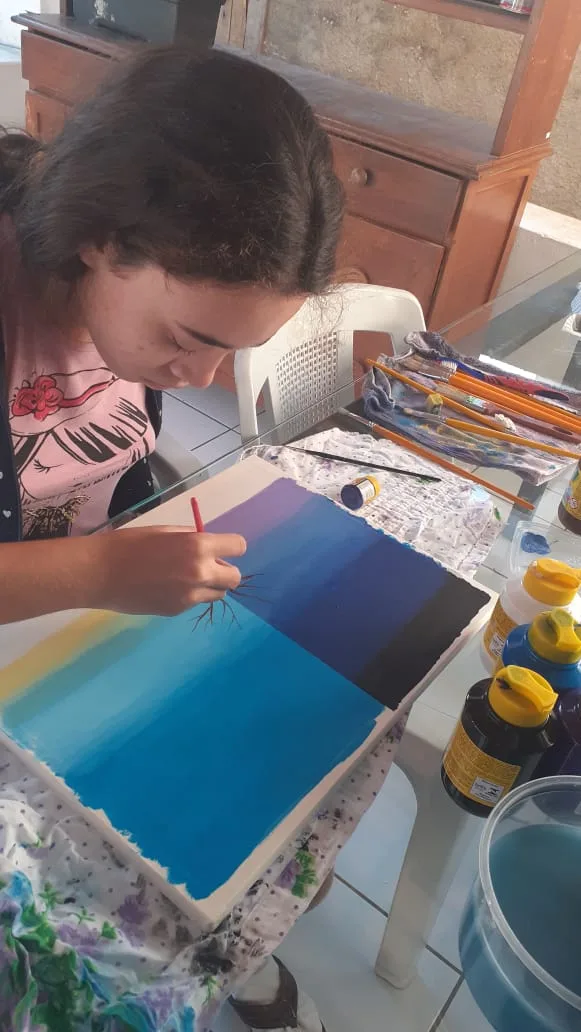 Guarapari: Jovem com autismo supera limitações por meio da arte e pede materiais de pintura