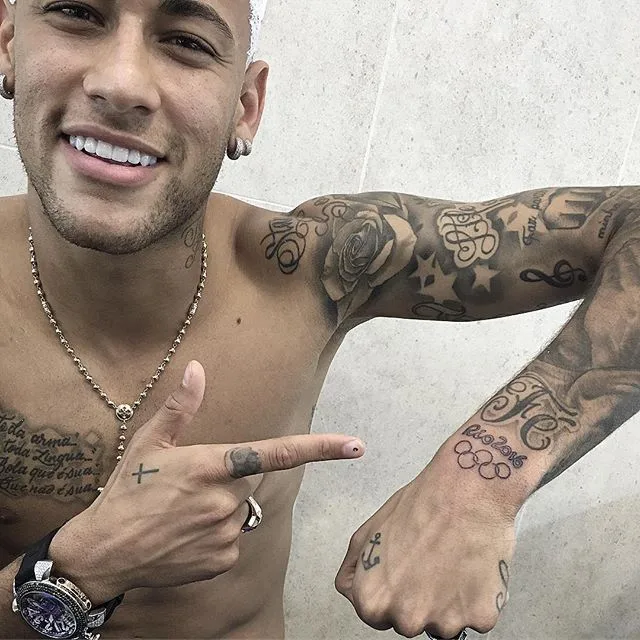 Jogadores pintam cabelo e Neymar faz tatuagem em homenagem ao título olímpico