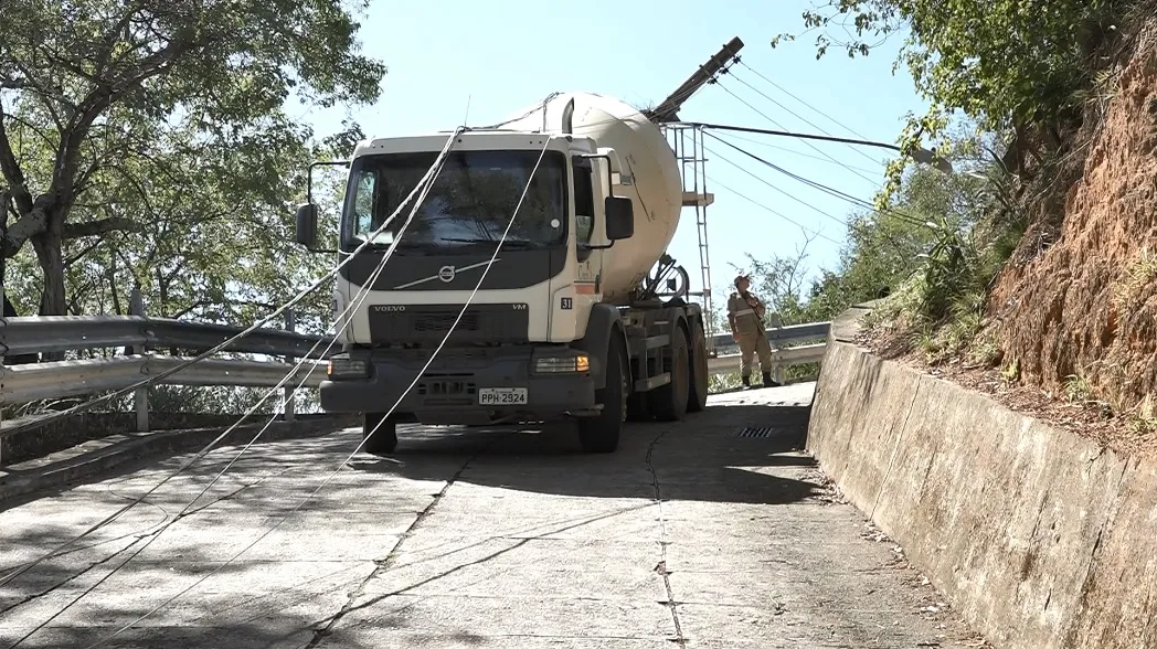 Motorista fica preso em cabine após caminhão atingir poste e derrubar fiação em Vitória