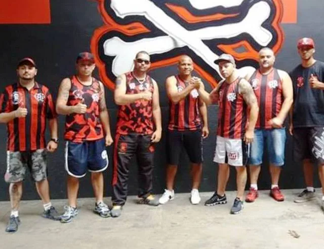Após Atlético-PR proibir organizada, Walter vai à sede e veste camisa da torcida