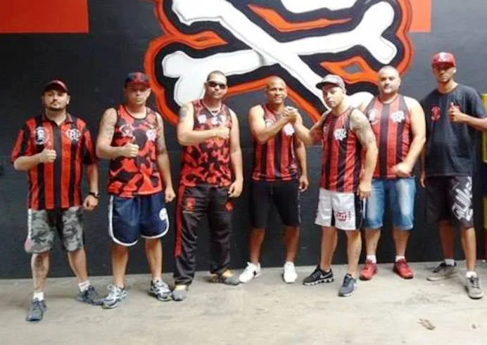 Após Atlético-PR proibir organizada, Walter vai à sede e veste camisa da torcida