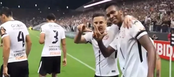 Corinthians faz 3 a 2 no Palmeiras, volta a vencer e abre vantagem na liderança