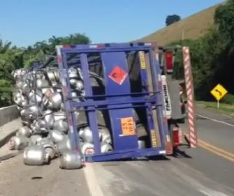 Acidente na BR-101 com caminhão carregado de botijas de gás deixa uma pessoa ferida