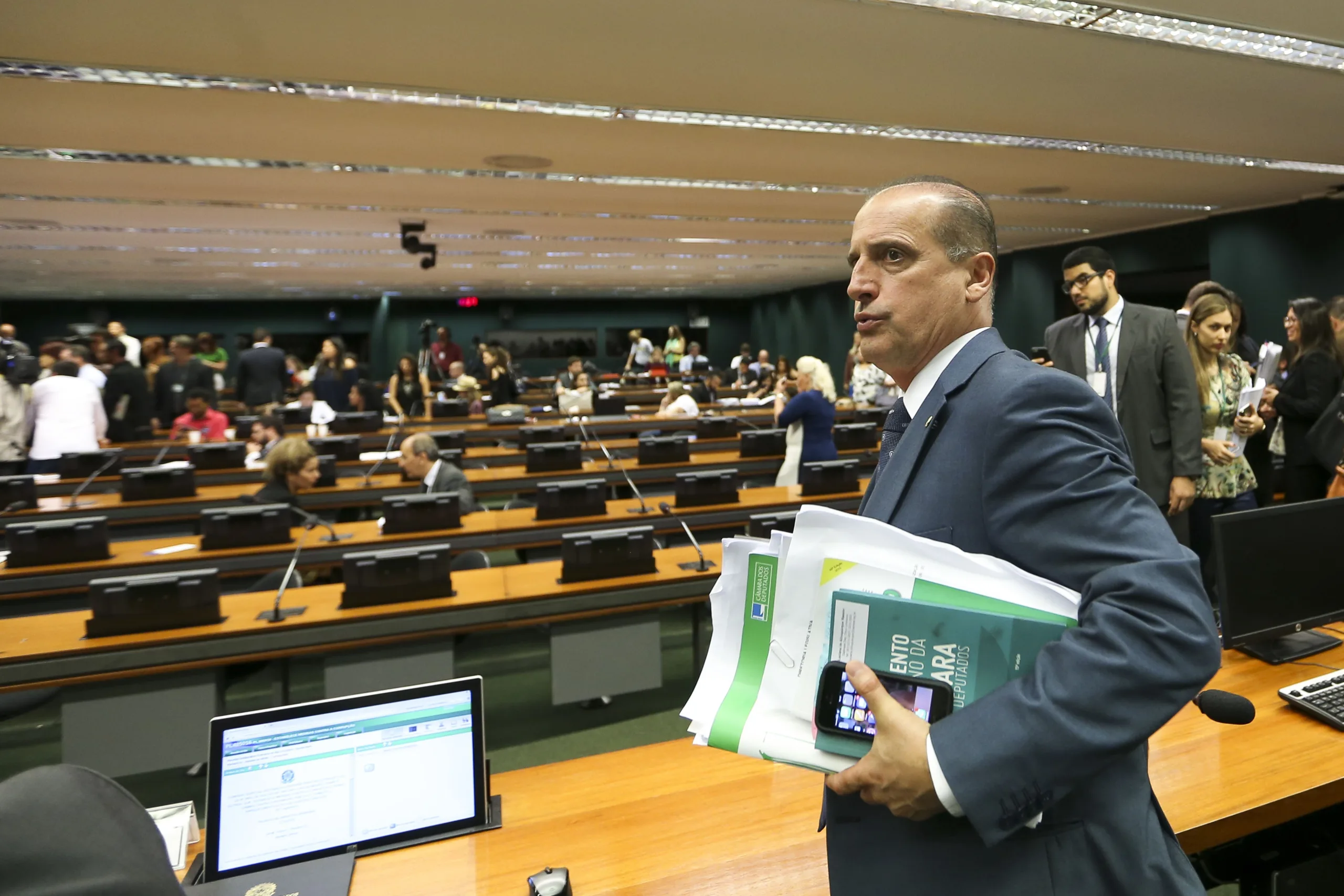 Brasília – O relator da Comissão Especial do Projeto de Lei 4850 que sugere medidas de combate à corrupção, deputado Onyx Lorenzoni. A reunião da comissão especial foi cancelada por falta de quorum. (Marcelo Camargo/Agência Brasil)