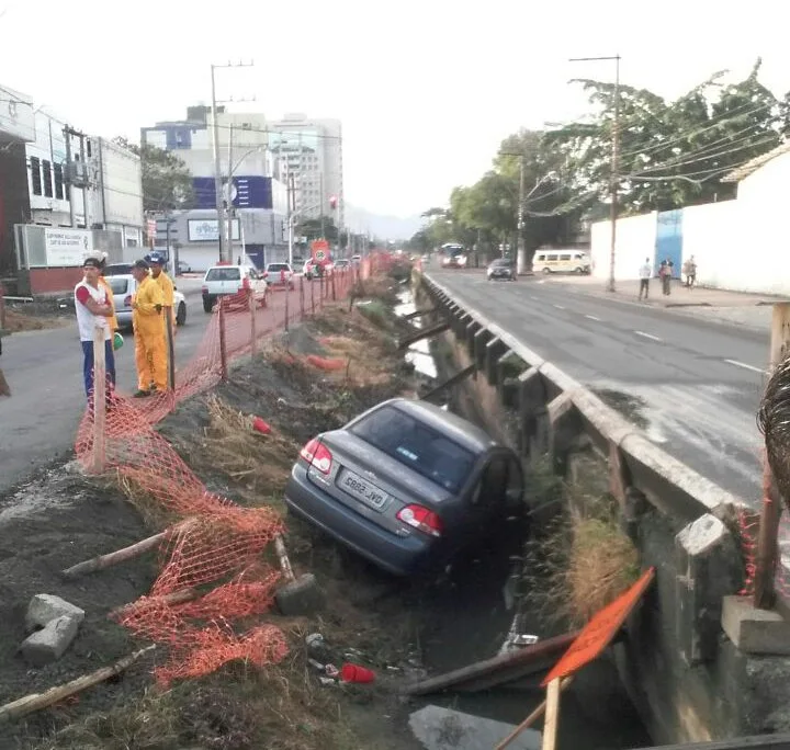 Carro cai dentro de valão em avenida de Vitória na manhã desta quinta-feira