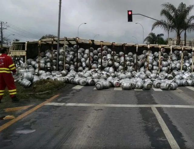 Caminhão carregado de botijas de gás tomba e interdita a BR-101, na Serra