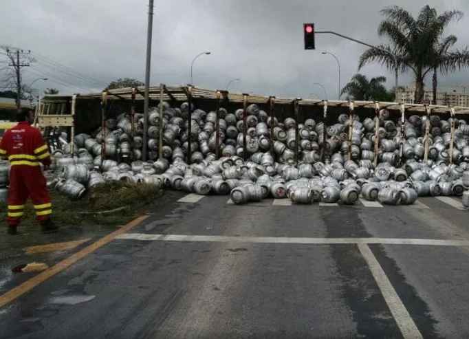 Caminhão carregado de botijas de gás tomba e interdita a BR-101, na Serra