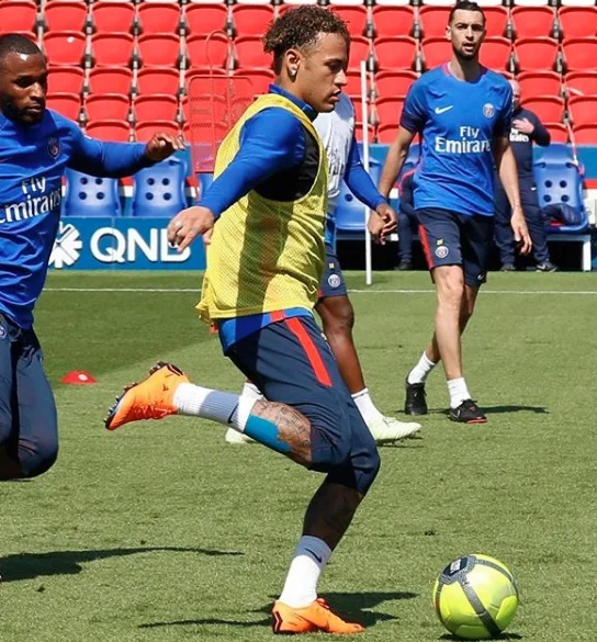 PSG exibe Neymar em treino com bola pela 1ª vez após operação