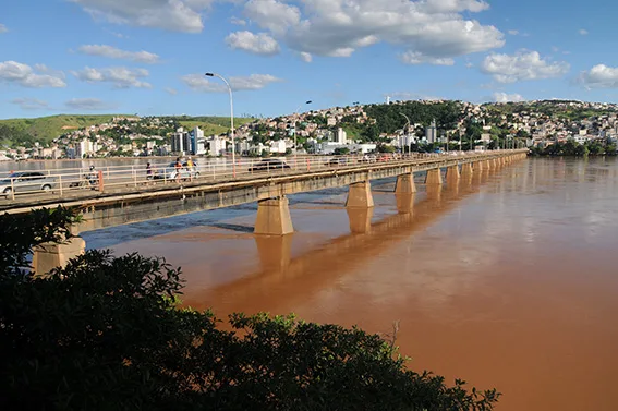 Justiça determina que Ifes e Fiocruz façam perícia no Rio Doce paga pela Samarco