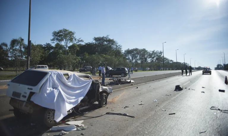 BRASÍLIA, DF, BRASIL, 26-06-2014, 08h30: Acidente envolvendo dois carros no Eixão Sul, em Brasília, deixou 4 feridos e uma vítima fatal. (Foto: Marcelo Camargo/Agência Brasil)