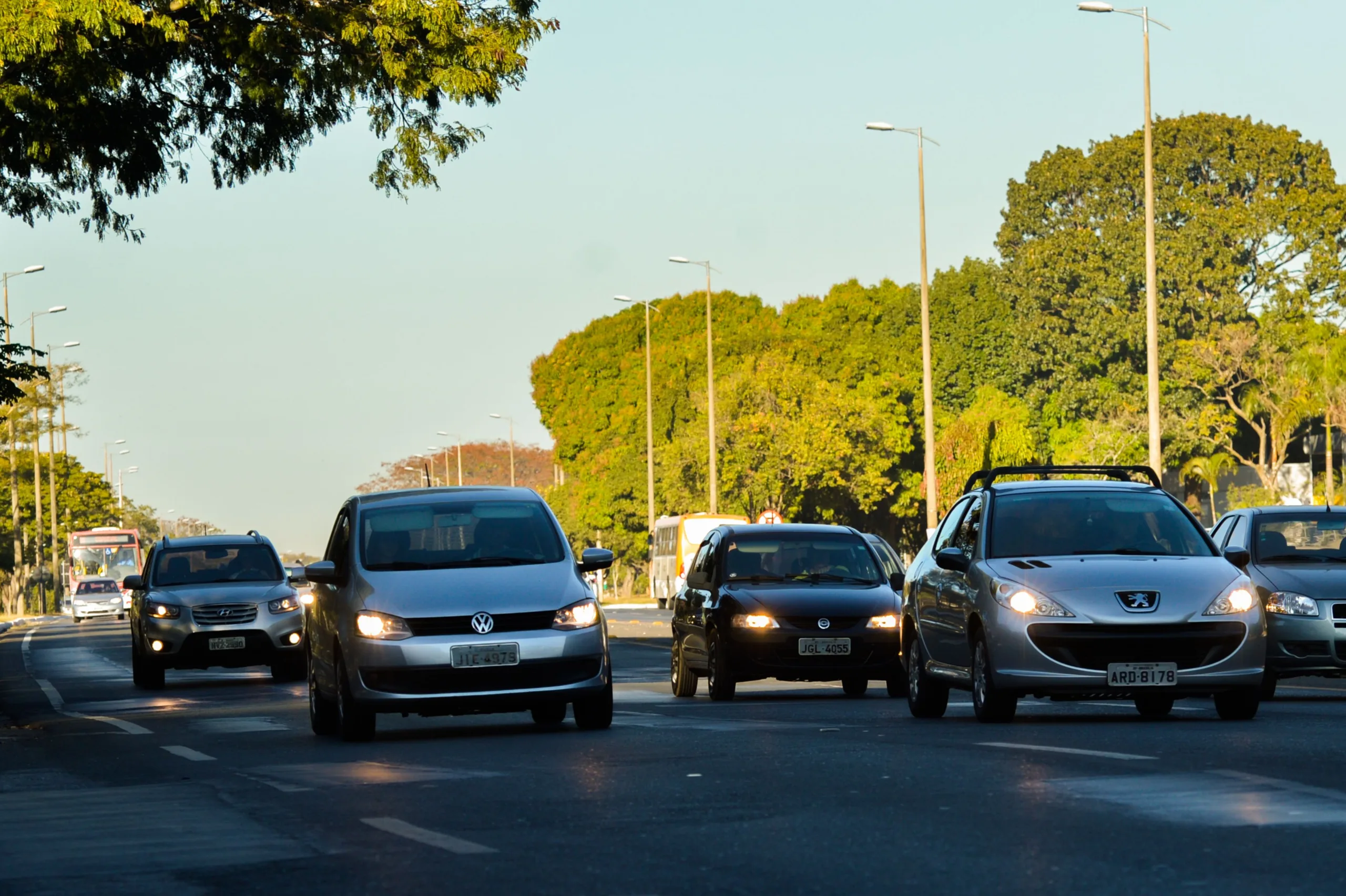 Brasília – A partir de hoje (8), o uso do farol baixo aceso durante o dia em rodovias é obrigatório. Quem for flagrado com as luzes apagadas será multado em R$ 85,13, por infração leve, e terá quatro pontos na carteira de habilitação (José Cruz/Agência Barsil)