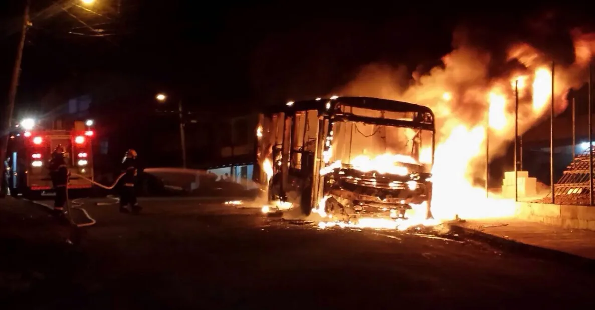 Vandalismo: ônibus é incendiado na Grande Vitória