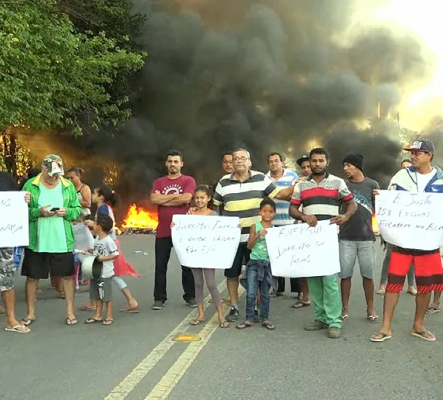 Atenção motoristas! Manifestantes interditam avenida na Serra