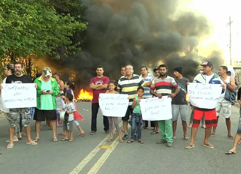 Atenção motoristas! Manifestantes interditam avenida na Serra