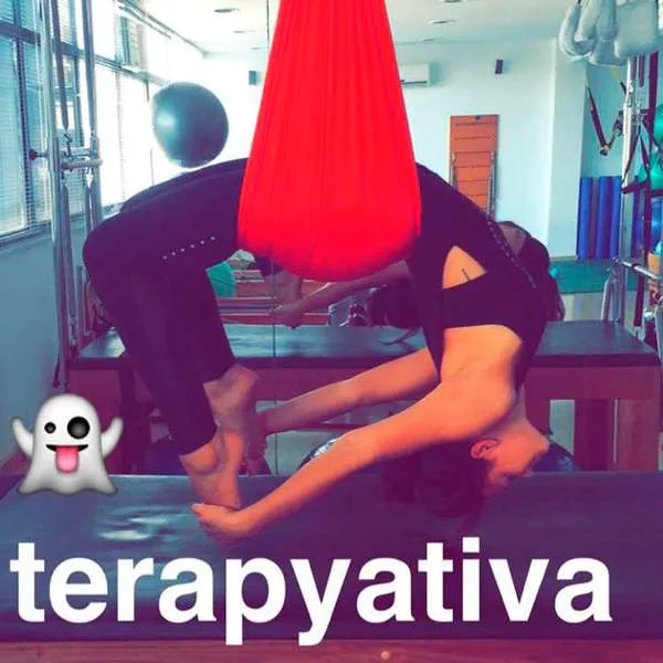 Bruna Marquezine mostra a elasticidade em aula de acropilates