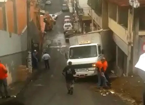 Caminhão desgovernado atinge varanda de casa e assusta moradores em Cariacica