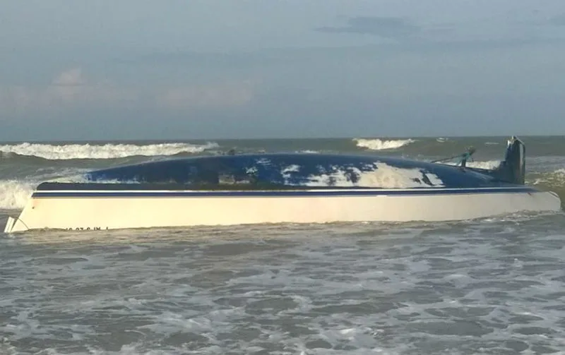 Veleiro espanhol encalha na areia da praia de Guriri em São Mateus