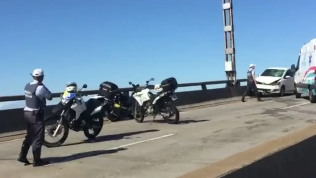 Acidente entre motocicleta e carro complica o trânsito na Terceira Ponte