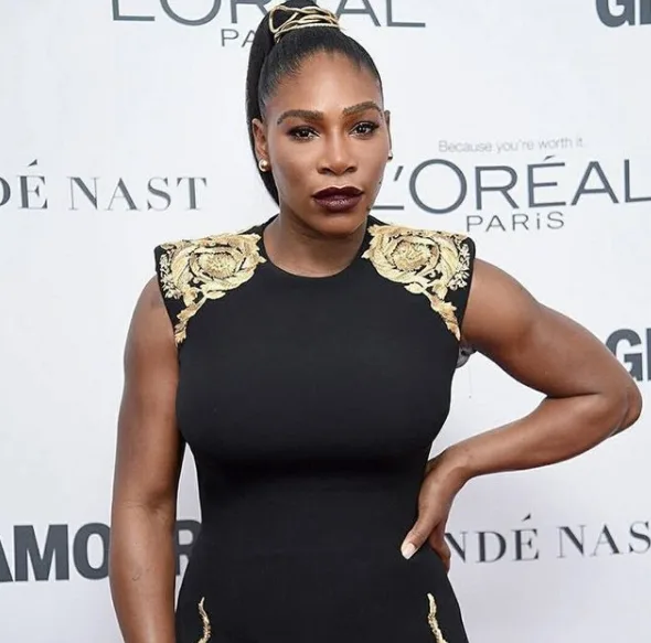 Serena Williams usa tênis cravejado de cristais em seu casamento