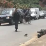 Dupla foge da PM e fica ferida após bater moto em caminhão em Santa Leopoldina