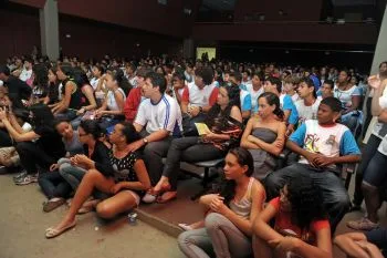 Público assiste apresentação do III Festival Estudantil Ilha em Cena no Teatro Carmélia