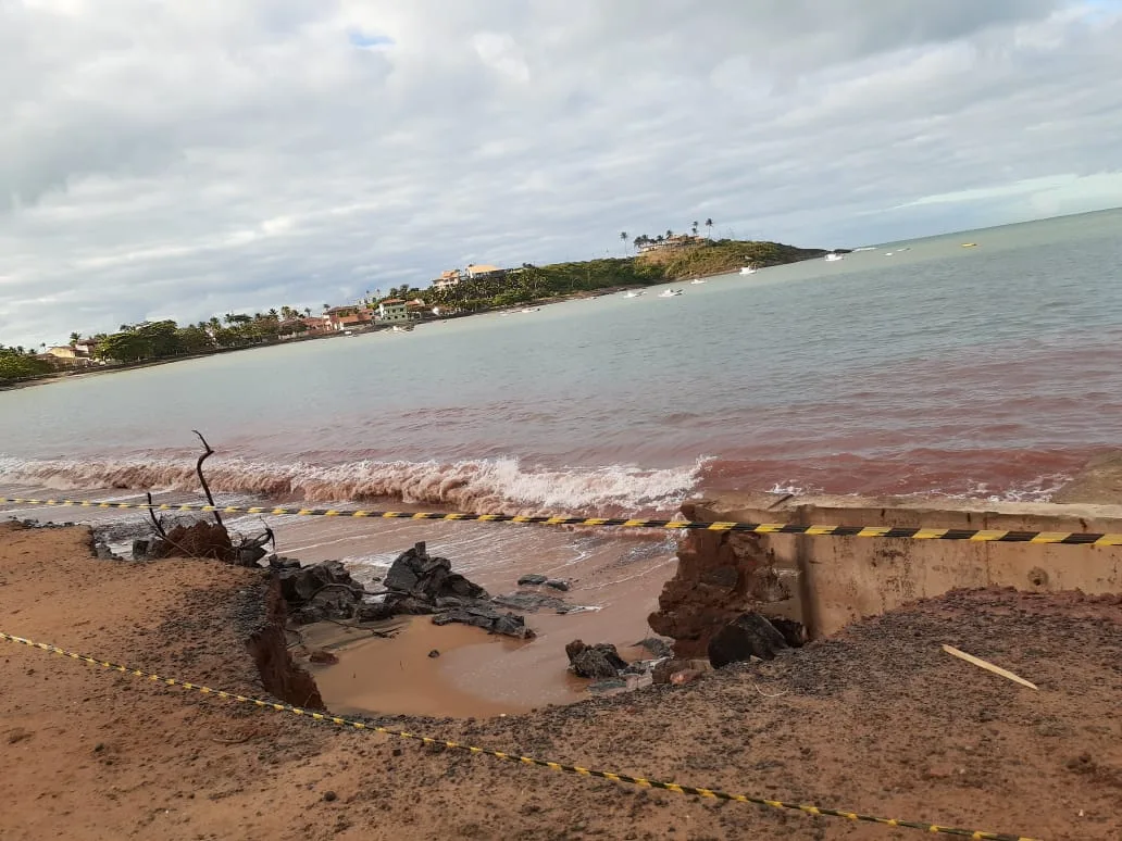 VÍDEO | Ressaca no mar volta a causar estragos na orla de Meaípe, em Guarapari